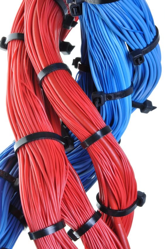 2018-05-25_TST-IT-Disaster-of-the-Week_RED & BLUE CABLES_17667201_s